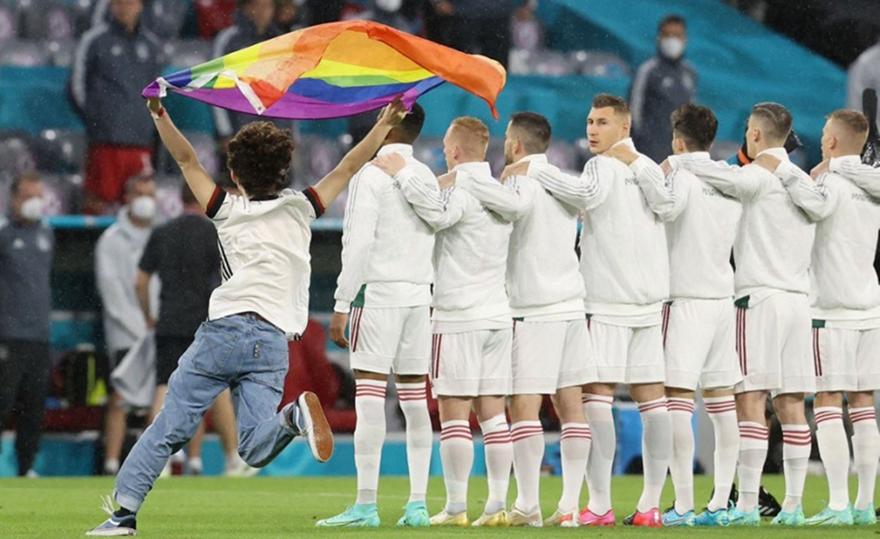 Εισβολή φιλάθλου πριν το Γερμανία-Ουγγαρία, κρατώντας σημαία της ΛΟΑΤΚΙ κοινότητας