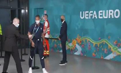 «Για πού το 'βαλες;»: Σεκιουριτάς δεν αναγνώρισε τον Εμπαπέ και τον σταμάτησε στο γήπεδο (vid)