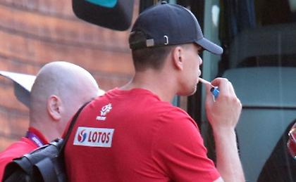 Θεριακλής ο Σέζνι, πιάστηκε να καπνίζει λίγο πριν το ματς με την Ισπανία! (pics)