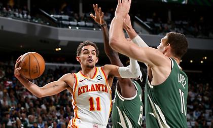 Μυθικός Γιανγκ και break για Χοκς στο Μιλγουόκι παρά τις προσπάθειες του Γιάννη