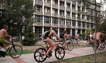 Δεκάδες άνθρωποι στην Θεσσαλονίκη έκαναν ποδήλατο γυμνοί