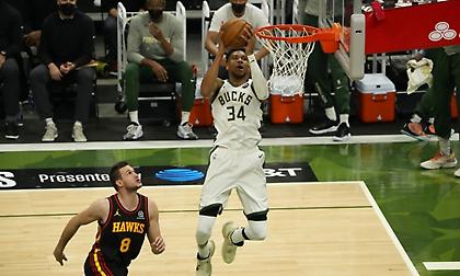 Ισοπέδωσαν τους Χοκς και ισοφάρισαν οι Μπακς με σούπερ Γιάννη