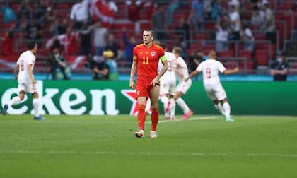 Ο Μπέιλ έκλεψε... τη μπουκιά από το στόμα του Μούρ!