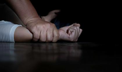 Bίαζαν για τρεις μέρες 19χρονη, την εγκατέλειψαν στον Πειραιά και έφυγαν για Μύκονο