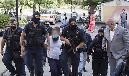 Προθεσμία να απολογηθεί έλαβε ο ιερέας που έριξε καυστικό υγρό στους μητροπολίτες