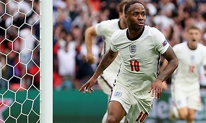 To απόλυτο χάος στο «Γουέμπλεϊ» στο γκολ του Στέρλινγκ!