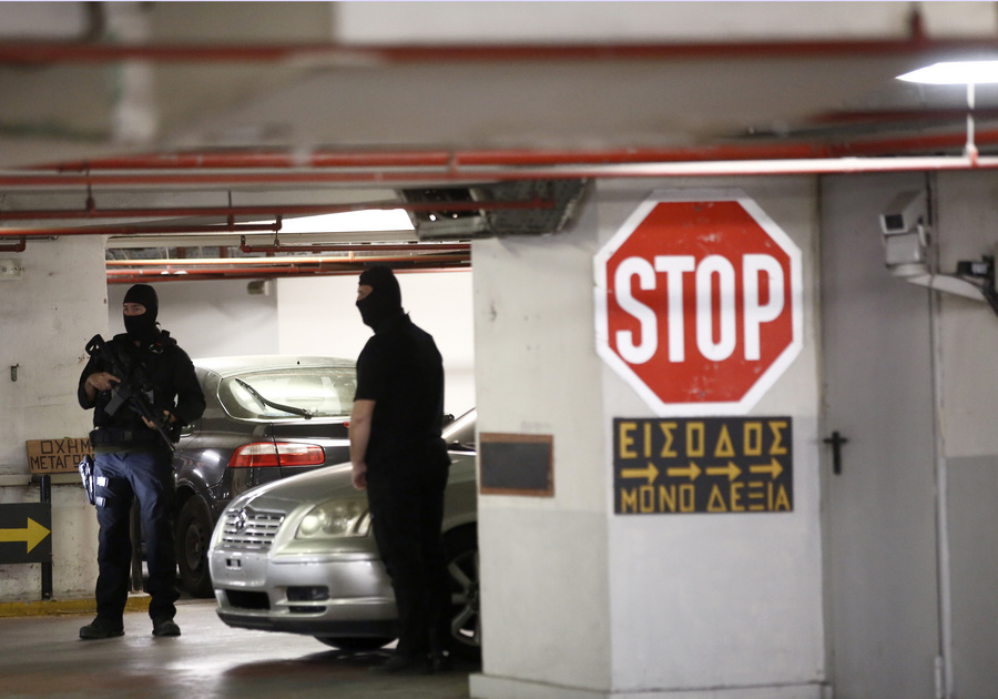 Με τα όπλα στο χέρι: Δρακόντεια μέτρα ασφαλείας για Παππά