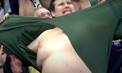 Οπαδός των Μπακς κατέβασε μια μπίρα και έσκισε τα ρούχα του