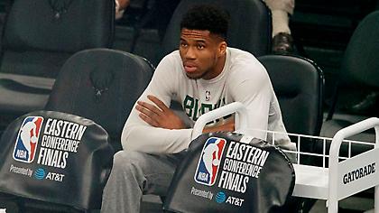 Δίνεται αμφίβολος από τους Μπακς ο Αντετοκούνμπο για το Game 6