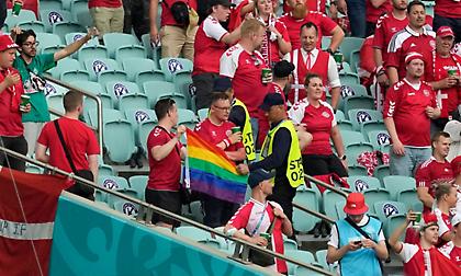 Σεκιούριτι αφαίρεσαν σημαία στα χρώματα της ΛΟΑΤΚΙ κοινότητας από Δανούς οπαδούς