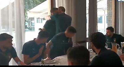 Το standing ovation στον Σπινατσόλα από τους συμπαίκτες του πριν φύγει για Ιταλία!