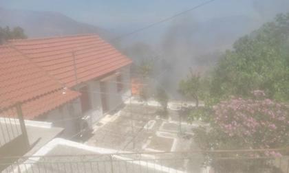 Κεφαλονιά: Συναγερμός στο Καπανδρίτι - Η φωτιά έφτασε σε αυλές σπιτιών (pics)