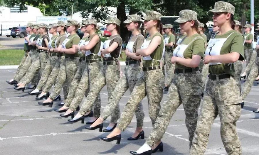 Γυναίκες του ουκρανικού στρατού αναγκάζονται να παρελάσουν με ψηλοτάκουνα