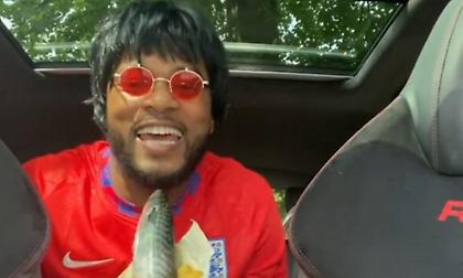 Απίθανο video του… τρελο-Εβρά: «Την τελευταία φορά που πήρε κούπα η Αγγλία, ζούσαν οι δεινόσαυροι!