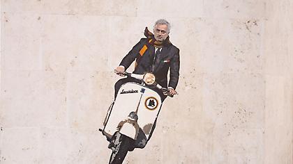 Το έκανε και αυτό: Ο Μουρίνιο σε βέσπα μέσα στο προπονητικό κέντρο της Ρόμα