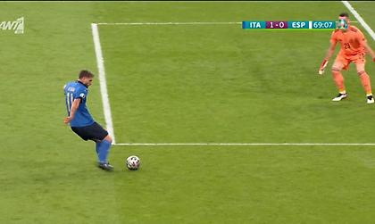 Απέκρουσε με τα πόδια το σουτ του Μπεράρντι ο Σιμόν