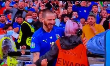 Η αγκαλιά του Μπονούτσι στη σεκιούριτι που τον πέρασε για οπαδό