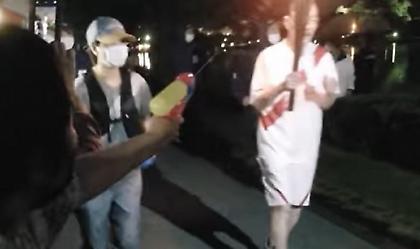 Μια γυναίκα προσπάθησε με... νεροπίστολο να σβήσει την Ολυμπιακή φλόγα! (video)