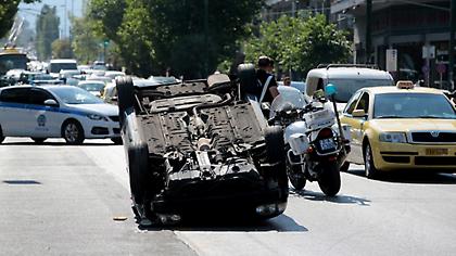 Αυτοκίνητο τούμπαρε στη μέση της λεωφόρου Αλεξάνδρας!
