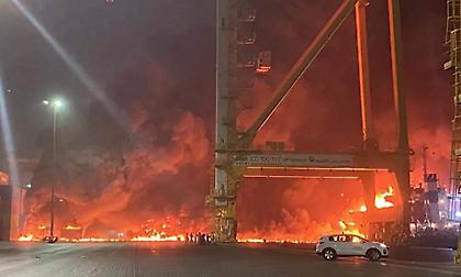 Ντουμπάι: Μεγάλη πυρκαγιά από έκρηξη σε φορτηγό πλοίο στο λιμάνι Τζεμπέλ Αλί