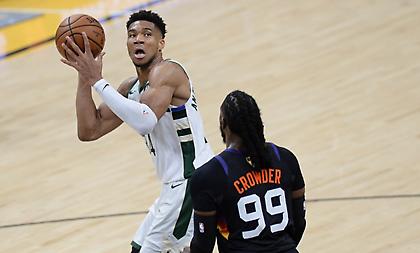 Στο 2-0 οι Σανς, πάλευε μόνος του ο μυθικός Γιάννης