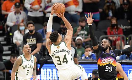 Η συγκινητική εμφάνιση του Γιάννη Αντετοκούνμπο στον δεύτερο τελικό