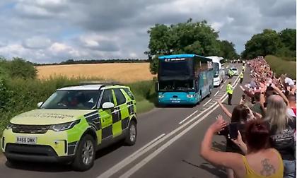 Αποθέωσαν την αποστολή της Αγγλίας εκατοντάδες οπαδοί