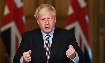 Μπόρις Τζόνσον με αγγλικές σημαίες: «Μπορείτε... Φέρτε το, σπίτι»