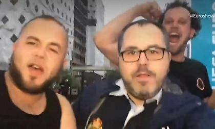 Άγγλοι μπούκαραν στο πλάνο και την… έπεσαν σε Έλληνα ανταποκριτή έξω από το Γουέμπλεϊ