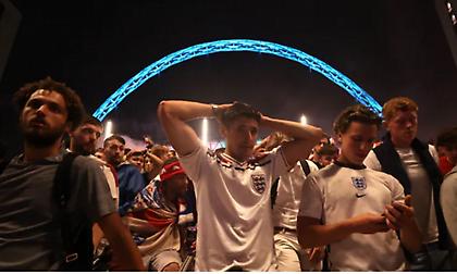 Οι λιγομίλητοι Άγγλοι και ο Ιταλός που δεν πήγε στη δουλειά: Το Νησί μετά τον τελικό