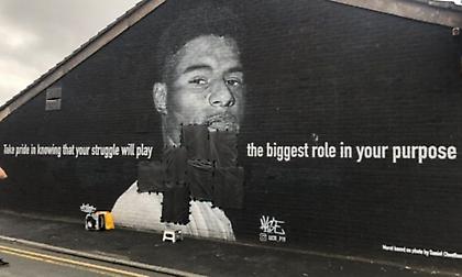 Άγγλοι βανδάλισαν με ρατσιστικά σχόλια το γκράφιτι του Ράσφορντ