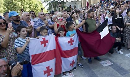 Σκηνές χάους στη Γεωργία: Στα χέρια βουλευτές μια μέρα μετά τον θάνατο cameraman