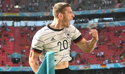 Ο Χένες «έκραξε» τον Γκόζενς κι εκείνος απάντησε με φωτογραφία στην πισίνα