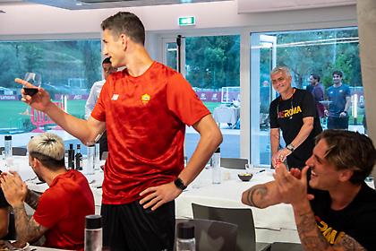 Οι παίκτες της Ρόμα όρθιοι στις καρέκλες τους τραγουδούν τον ύμνο και ο Μουρίνιο μένει άφωνος