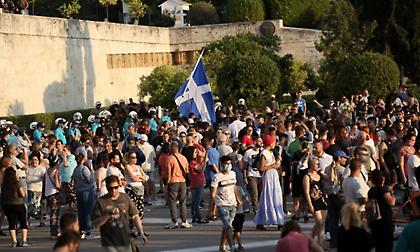 Κορωνοϊός: Συγκέντρωση και πορεία διαμαρτυρίας από αντιεμβολιαστές στο κέντρο της Αθήνας