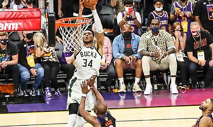 Άλωσαν το Φίνιξ με Χόλιντεϊ και Γιάννη οι Μπακς, μια νίκη από τον τίτλο