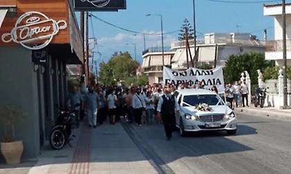 Φολέγανδρος: Σε κλίμα οδύνης η κηδεία της 26χρονης - «Όχι άλλη Γαρυφαλλιά»