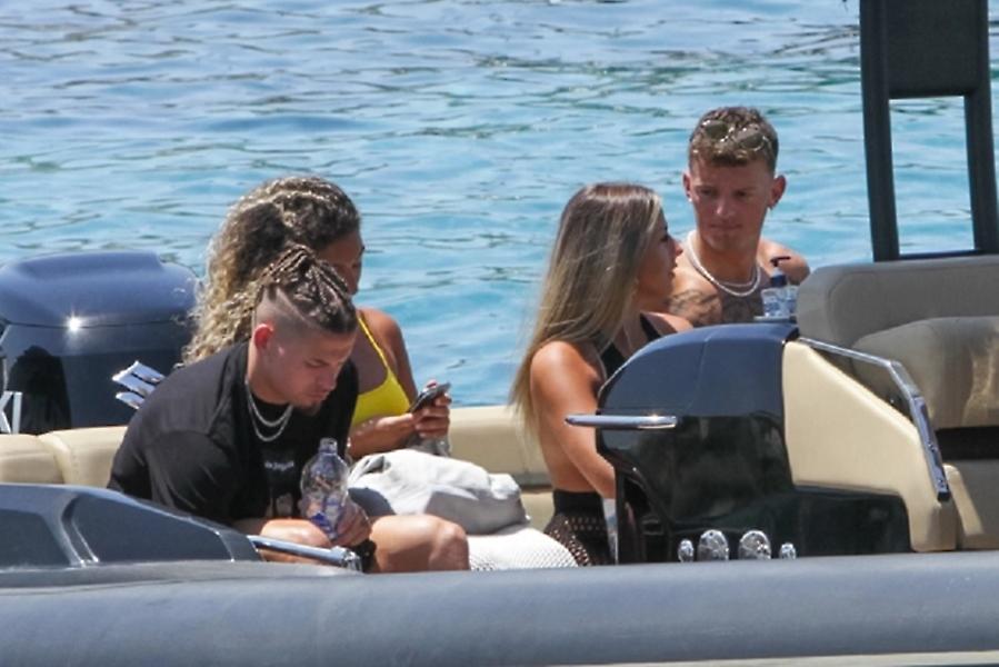 Διακοπές στη Μύκονο για Κάλβιν Φίλιπς (pics)