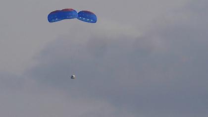 Γύρισε από το διάστημα ο Μπέζος: 11 λεπτά η πτήση - Πόσο έμειναν σε μηδενική βαρύτητα