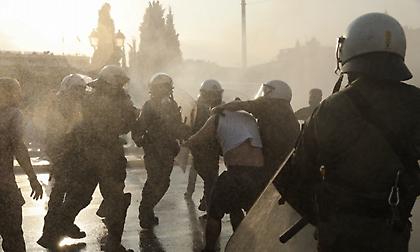 Επεισόδια στο Σύνταγμα: Η ΕΛ.ΑΣ περιγράφει αναλυτικά το τι συνέβη