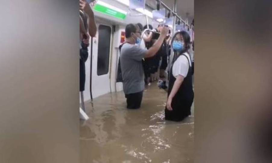 Κίνα: 12 νεκροί από πλημμύρα στο μετρό
