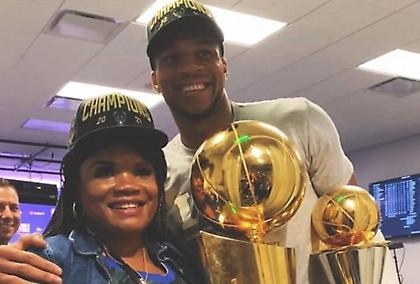 Ο Γιάννης πανηγυρίζει με την μητέρα του τον τίτλο!