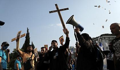 Με ελληνικές σημαίες και το σταυρό στο χέρι συγκεντρώθηκαν αντιεμβολιαστές στο Σύνταγμα (pics)