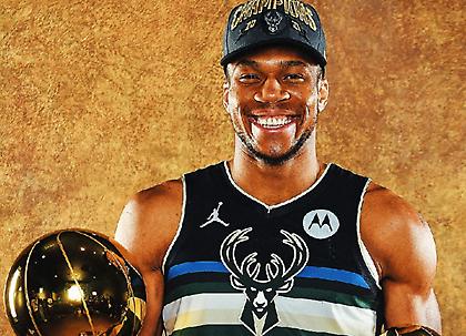 Ο Γιάννης Αντετοκούνμπο πήρε την κούπα σπίτι του (pic)