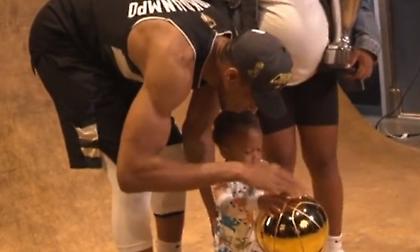 Ο γιος του Γιάννη Αντετοκούνμπο πήρε... αγκαλιά την κούπα του πρωταθλητή!