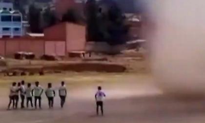 Απίστευτο: Ανεμοστρόβιλος διέκοψε ποδοσφαιρικό αγώνα στη Βολιβία!