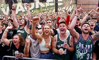 «Κάηκε» το Μιλγουόκι στην παρέλαση των Μπακς, show από Γιάννη και Θανάση!