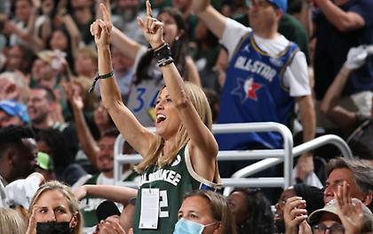 Μια ροκ σταρ υποκλίνεται στον Γιάννη: «Το καλύτερο πρότυπο για τον γιο μου»