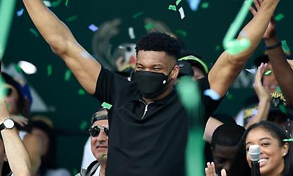 Αντετοκούνμπο: «Είναι τρελό ότι τρεις από εμάς είμαστε πρωταθλητές, δεν θα το πίστευα»