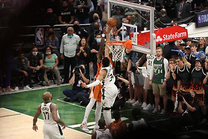 Έξι φάσεις του Γιάννη στο Top 10 των Μπακς στους τελικούς